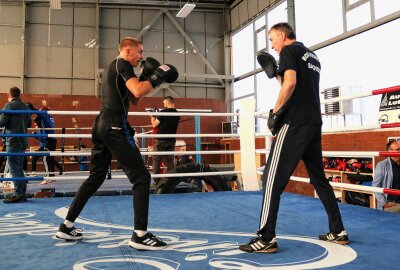 Chemnitzer Boxer sind wieder zu Hause: Sanierte Athletikhalle im Sportforum offiziell übergeben - Evan Escher (l.) geht im Oktober bei der Deutschen Meisterschaft an den Start. Foto: Knut Berger