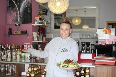 Chemnitzer Café in Not: Kampf gegen Krankheit und Existenzängste -  Ines Möbius, die engagierte Inhaberin, die das Café 2014 mit viel Herzblut und Enthusiasmus auf dem Chemnitzer Brühl eröffnete, sieht sich nun mit existenziellen Herausforderungen konfrontiert.