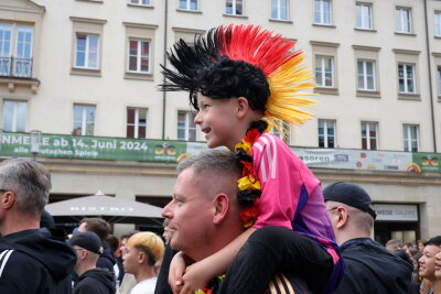 Tausende Fans verfolgen das spannende Viertelfinale in der Inneren Klosterstraße. Foto: Harry Härtel/ Härtelpress