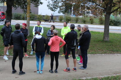 Chemnitzer Entscheider auf Marathon-Kurs: Erste Trainingseinheit absolviert - Am Montag, den 30. September, fand der Startschuss für den Laufkurs statt, der Geschäftsführer und Entscheider auf den Europäischen Kulturhauptstadt-Marathon 2025 vorbereiten sol