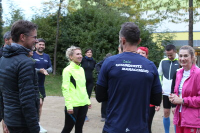 Chemnitzer Entscheider auf Marathon-Kurs: Erste Trainingseinheit absolviert - Nach dem Pressetermin startete die 60-minütige Trainingseinheit, geleitet von einem Trainer des "Dein Gesundheitsmanagement" aus Leipzig.