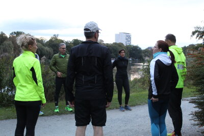 Chemnitzer Entscheider auf Marathon-Kurs: Erste Trainingseinheit absolviert - Die Geschäftsführer und Entscheider bei der 60-minütigen Trainingseinheitum den Chemnitzer Schlossteich.