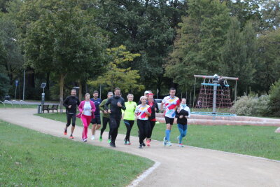 Chemnitzer Entscheider auf Marathon-Kurs: Erste Trainingseinheit absolviert - Organisiert von der Sparkasse Chemnitz und der AOK Plus, begann der Abend mit einer ersten Trainingseinheit an der Sporthalle am Schlossteich in Chemnitz.