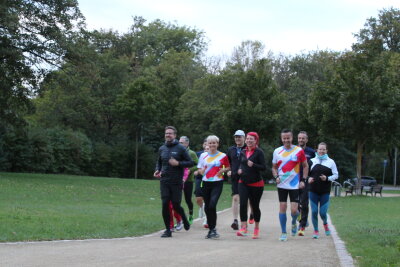 Chemnitzer Entscheider auf Marathon-Kurs: Erste Trainingseinheit absolviert - Das erste Lauftraining startete an der Sporthalle am Schlossteich.