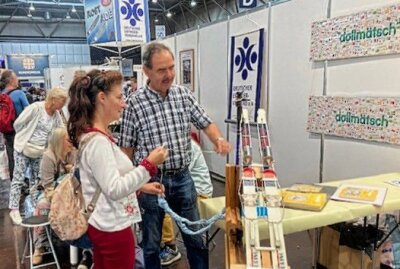 Chemnitzer Erfinder stellt in Leipzig aus - An den Ständen der Erfinder herrscht immer viel Betrieb. Jens Reuther erläutert einer Messebesucherin seine Erfindung. Foto: Jost Schalling 