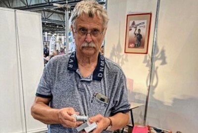 Chemnitzer Erfinder stellt in Leipzig aus - Erfinder Joachim Müller stellt einen von ihm entwickelten Ein-Hand-Sicherungsbolzen aus. Foto: Jost Schalling 