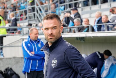 Chemnitzer FC absolviert Schlüsselspiel gegen VFC Plauen - Cheftrainer Benjamin Duda beim Sachsenpokal gegen Dynamo Dresden. Foto: haertelpress