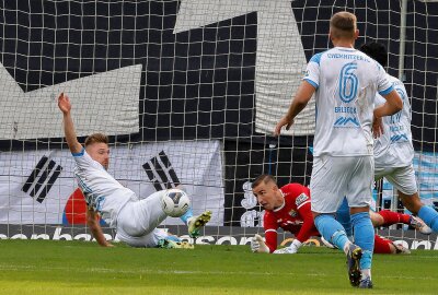 Chemnitzer FC absolviert Schlüsselspiel gegen VFC Plauen - Robert Zickert rettet dem Ball von der Linie beim Sachsenpokal gegen Dynamo Dresden. Nun ist er gesperrt. Foto: haertelpress