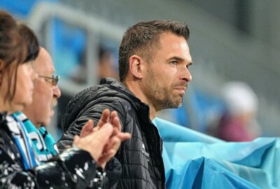 Chemnitzer FC muss beim Ligaprimus ran - Zum Zuschauen beim 1. FC Lokomotive Leipzig verbannt. Nach seiner roten Karte gegen die VSG wird CFC-Trainer Duda das Spiel in der Messestadt von der Tribüne aus verfolgen müssen. Foto: Marcus Hengst