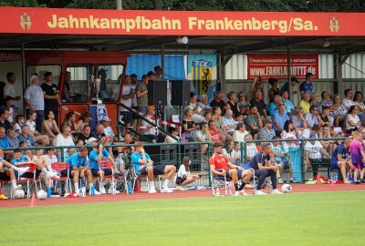 Chemnitzer FC siegt zum Barkas-Jubiläum - Über 1.000 Zuschauer fanden sich bei strahlendem Sonnenschein auf der "Jahnkampfbahn" ein. Foto: Marcus Hengst