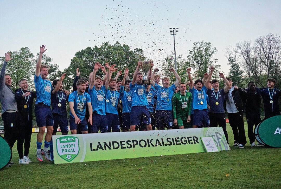 Chemnitzer FC: U19 gewinnt sensationell den Landespokal - So sehen Sieger aus! Die U19 des Chemnitzer FC hat den "AOK-PLUS Landespokal der A-Junioren" gewonnen. Foto: Marcus Hengst