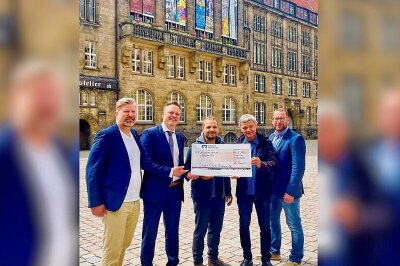 Chemnitzer Lions Club unterstützt lokale Kinder- und Jugendprojekte - Spendenübergabe für Aktion: v.l. Jens Preißler, Markus Brückner, Marian Kretschmer, Gerald Richter, Ullrich Mehmke - im Hintergrund Friedensbanner von "Aktion C" am Chemnitzer Rathaus. Foto: Lions Club