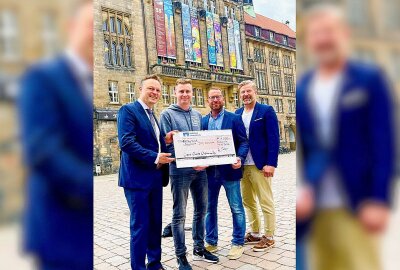 Chemnitzer Lions Club unterstützt lokale Kinder- und Jugendprojekte - Spendenübergabe für den Schulclub: v.l. Markus Brückner, Robert Elß, Ullrich Mehmke, Jens Preißler. Foto: Lions Club