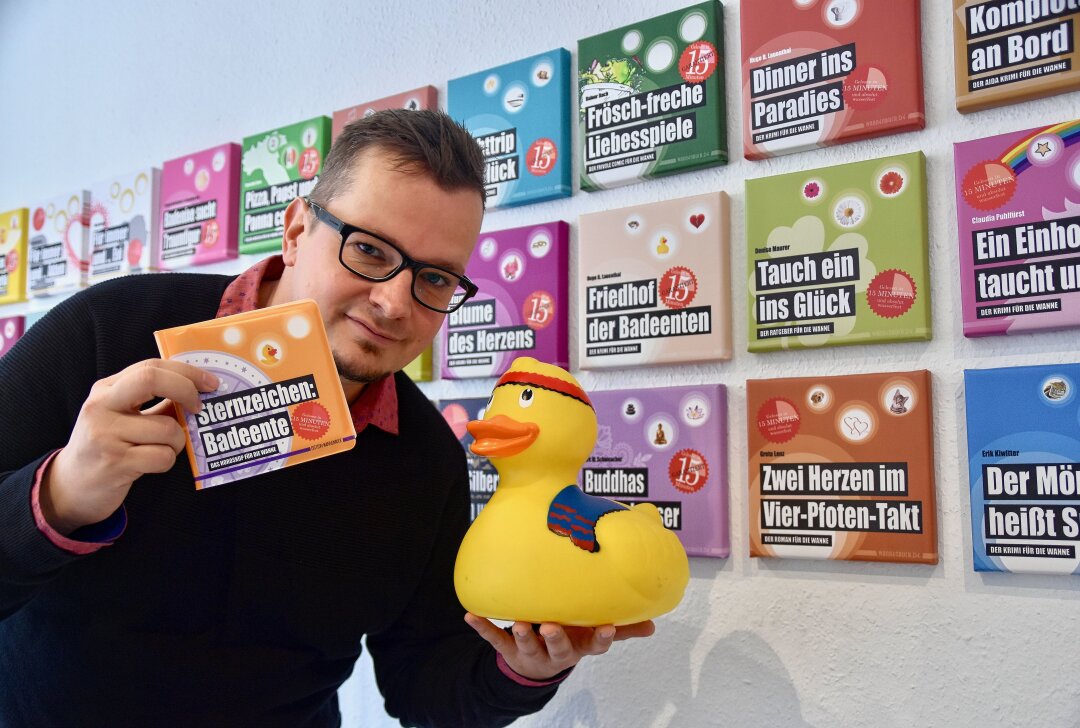 Chemnitzer mit "goldenem Herz für Bücher": Verleger Jens Korch in Berlin ausgezeichnet - Jens Korch mit seinen Wannnebüchern. Foto: Steffi Hofmann