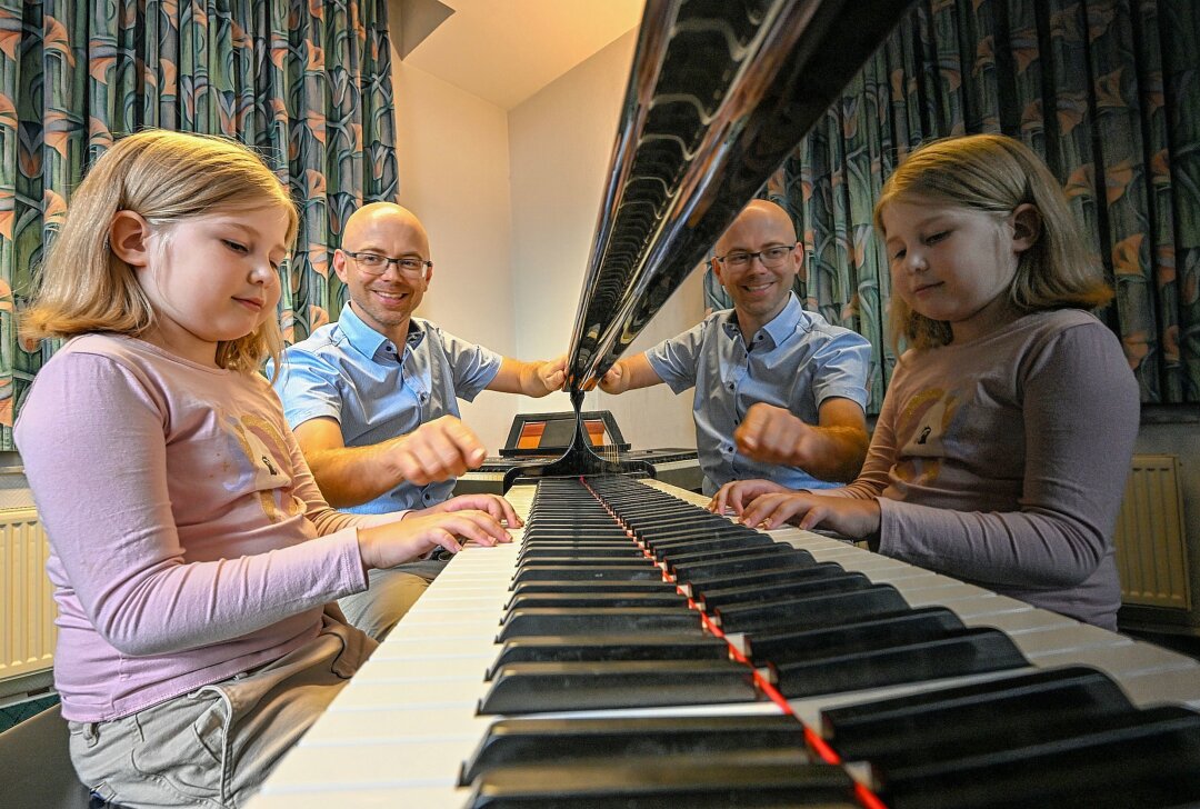 Chemnitzer Musikschule wirbt: Schnuppertage für Groß und Klein - Lehrer Patrick Schulze und Schülerin Sonja Kazantseva.Foto: Andreas Seidel