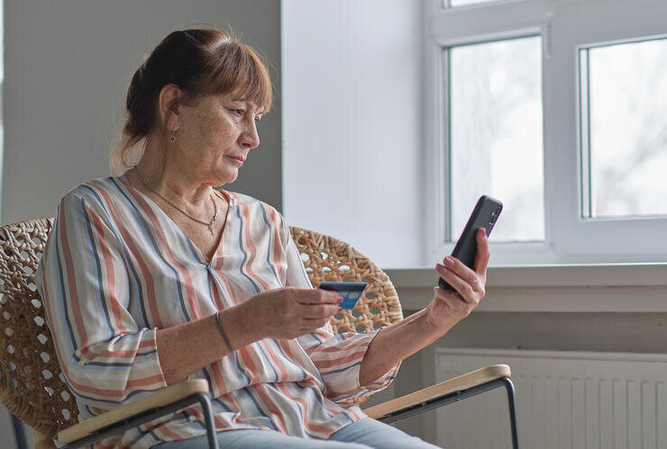 Chemnitzer um 21.000 Euro betrogen: Falscher Bankmitarbeiter am Telefon - Symbolbild Trickbetrug. Foto: yavdat - stock.adobe.com