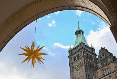 Chemnitzer Weihnachtsmarkt: Vorbereitungen starten am Samstag - Die Galerie Roter Turm hat schon mit Schmücken begonnen. Foto: Andreas Seidel