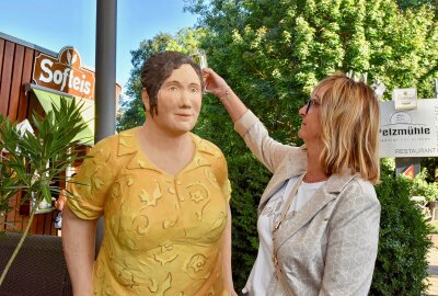 Chemnitzer Weindamen haben jetzt Namen - Barbara Bruckner taufte Rieslinde mit einem Glas Sekt . Foto: Steffi Hofmann