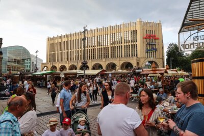 Chemnitzer Weinfest feierlich eröffnet -  Chemnitzer Weinfest 2024: Ein Fest für Weingenießer.