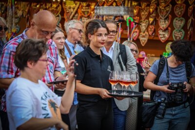 Chemnitzer Weinfest feierlich eröffnet - Neues Weinfestglas 2024: Richard Hartmann im Mittelpunkt.