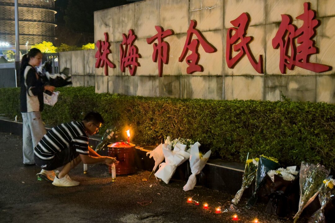 China trauert nach Todesfahrt um Opfer - Zensur kritisiert - Menschen legen Blumen vor einem Sportzentrum nieder, wo ein Mann mit seinem Auto 35 Menschen tötete. 