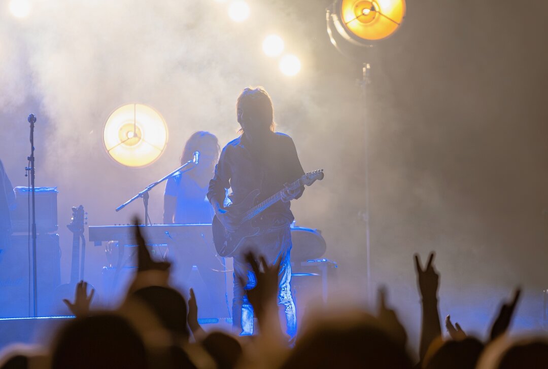 Chris Norman Konzert: Classic Rocker begeistert immer noch - Der britische Rockmusiker Chris Norman (*1950) auf Junction 55 Tour in der Arena Leipzig vor knapp 3000 Zuschauern. Foto: Christian Grube