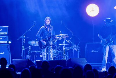 Chris Norman Konzert: Classic Rocker begeistert immer noch - Der britische Rockmusiker Chris Norman (*1950) auf Junction 55 Tour in der Arena Leipzig vor knapp 3000 Zuschauern. Foto: Christian Grube