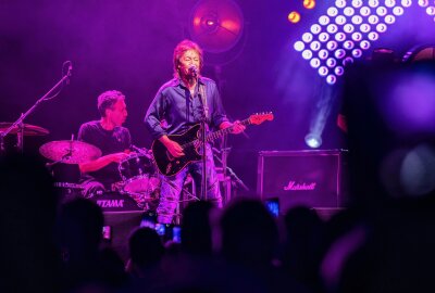 Chris Norman Konzert: Classic Rocker begeistert immer noch - Der britische Rockmusiker Chris Norman (*1950) auf Junction 55 Tour in der Arena Leipzig vor knapp 3000 Zuschauern. Foto: Christian Grube