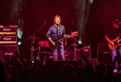 Chris Norman Konzert: Classic Rocker begeistert immer noch - Der britische Rockmusiker Chris Norman (*1950) auf Junction 55 Tour in der Arena Leipzig vor knapp 3000 Zuschauern. Foto: Christian Grube