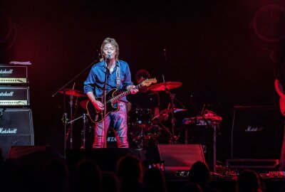 Chris Norman Konzert: Classic Rocker begeistert immer noch - Der britische Rockmusiker Chris Norman (*1950) auf Junction 55 Tour in der Arena Leipzig vor knapp 3000 Zuschauern. Foto: Christian Grube