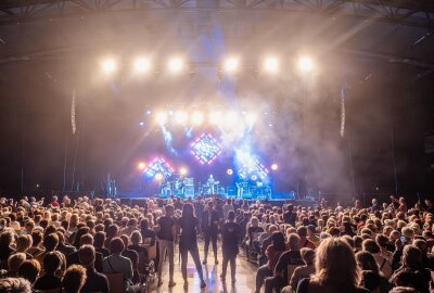 Chris Norman Konzert: Classic Rocker begeistert immer noch - Der britische Rockmusiker Chris Norman (*1950) auf Junction 55 Tour in der Arena Leipzig vor knapp 3000 Zuschauern. Foto: Christian Grube