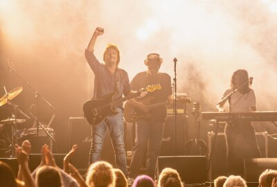 Chris Norman Konzert: Classic Rocker begeistert immer noch - Der britische Rockmusiker Chris Norman (*1950) auf Junction 55 Tour in der Arena Leipzig vor knapp 3000 Zuschauern. Foto: Christian Grube