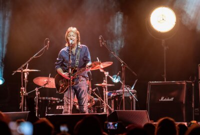 Chris Norman Konzert: Classic Rocker begeistert immer noch - Der britische Rockmusiker Chris Norman (*1950) auf Junction 55 Tour in der Arena Leipzig vor knapp 3000 Zuschauern. Foto: Christian Grube