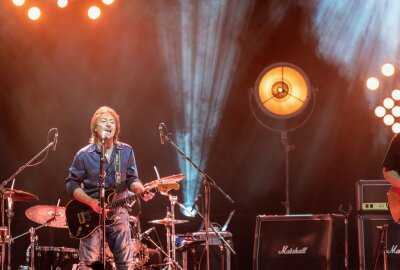 Chris Norman Konzert: Classic Rocker begeistert immer noch - Der britische Rockmusiker Chris Norman (*1950) auf Junction 55 Tour in der Arena Leipzig vor knapp 3000 Zuschauern. Foto: Christian Grube