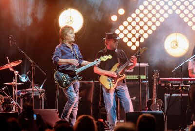 Chris Norman Konzert: Classic Rocker begeistert immer noch - Der britische Rockmusiker Chris Norman (*1950) auf Junction 55 Tour in der Arena Leipzig vor knapp 3000 Zuschauern. Foto: Christian Grube