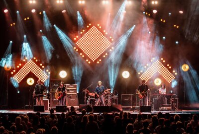 Chris Norman Konzert: Classic Rocker begeistert immer noch - Der britische Rockmusiker Chris Norman (*1950) auf Junction 55 Tour in der Arena Leipzig vor knapp 3000 Zuschauern. Foto: Christian Grube