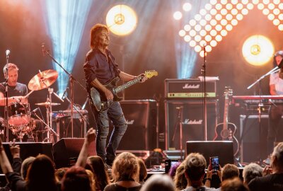 Chris Norman Konzert: Classic Rocker begeistert immer noch - Der britische Rockmusiker Chris Norman (*1950) auf Junction 55 Tour in der Arena Leipzig vor knapp 3000 Zuschauern. Foto: Christian Grube