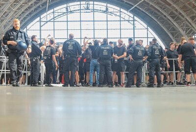 Christopher Street Day in Leipzig: Rechter Protest wird abgesagt - Im Leipziger Hauptbahnhof haben sich Gegendemonstranten versammelt. Foto: xcitepress/Finn Becker