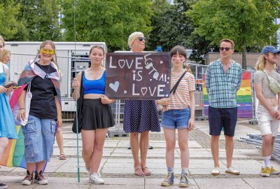 Christopher Street Day in Leipzig: Rechter Protest wird abgesagt - Viele tausend Menschen treffen sich zum Christopher Street Day in Leipzig. Foto: EHL Media/Matthew Damarell