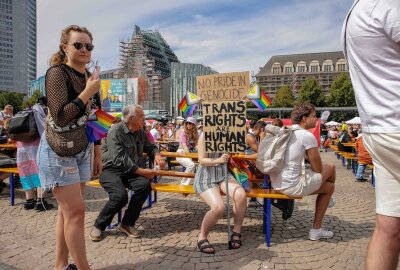 Christopher Street Day in Leipzig: Rechter Protest wird abgesagt - Viele tausend Menschen treffen sich zum Christopher Street Day in Leipzig. Foto: EHL Media/Matthew Damarell