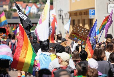 Christopher Street Day in Pirna will Zeichen setzen - Viele Besucher sind hunderte Kilometer nach Sachsen gereist, um ihre Solidarität zu zeigen. Foto: xcitepress