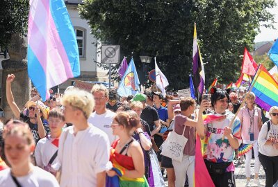 Christopher Street Day in Pirna will Zeichen setzen - Viele Besucher sind hunderte Kilometer nach Sachsen gereist, um ihre Solidarität zu zeigen. Foto: xcitepress