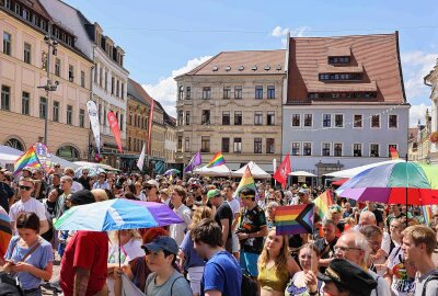 Christopher Street Day in Pirna will Zeichen setzen - Viele Besucher sind hunderte Kilometer nach Sachsen gereist, um ihre Solidarität zu zeigen. Foto: xcitepress