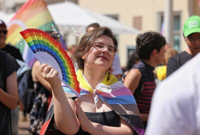 Christopher Street Day in Pirna will Zeichen setzen - Viele Besucher sind hunderte Kilometer nach Sachsen gereist, um ihre Solidarität zu zeigen. Foto: xcitepress