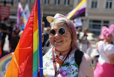 Christopher Street Day in Pirna will Zeichen setzen - Viele Besucher sind hunderte Kilometer nach Sachsen gereist, um ihre Solidarität zu zeigen. Foto: xcitepress