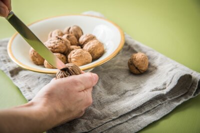 Ciao Nussknacker? Wie man Walnüsse einfach öffnet - Schritt 2: Messer drehen, um die Walnuss aufzuhebeln.