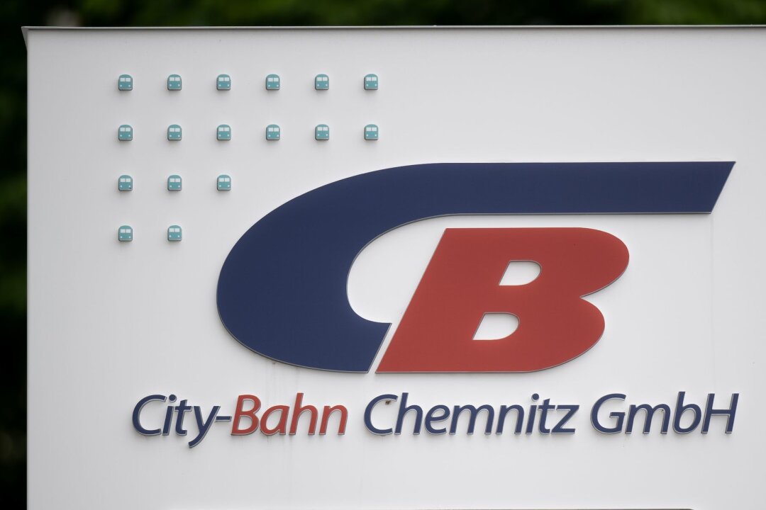 City-Bahn bietet Lokführergewerkschaft GDL Gespräche an - Blick auf das Logo der City-Bahn Chemnitz GmbH am Eingang der Firmenzentrale.