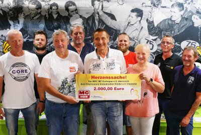 Classic Enduro Zschopau: Geländefahrer beweisen ein großes Herz - Vertreter des MC MZ Zschopau, des Chemnitzer Elternvereins krebskranker Kinder und des Deutschen Enduro-Museums bei der Spendenübergabe in Zschopau. Foto: Andreas Bauer