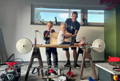 Cooles Gaudi-Event im Erzgebirge: Schnell noch eine Seifenkiste bauen - Nicht nur die Rennen machen Spaß, auch das Bauen macht Freude. Foto: Thomas Seidel