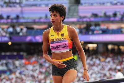 Corona, Grippe & Co.: Wann kann ich wieder Sport machen? - Malaika Mihambo aus Deutschland triumphiert trotz gesundheitlicher Probleme und holt bei Olympia Silber im Weitsprung.